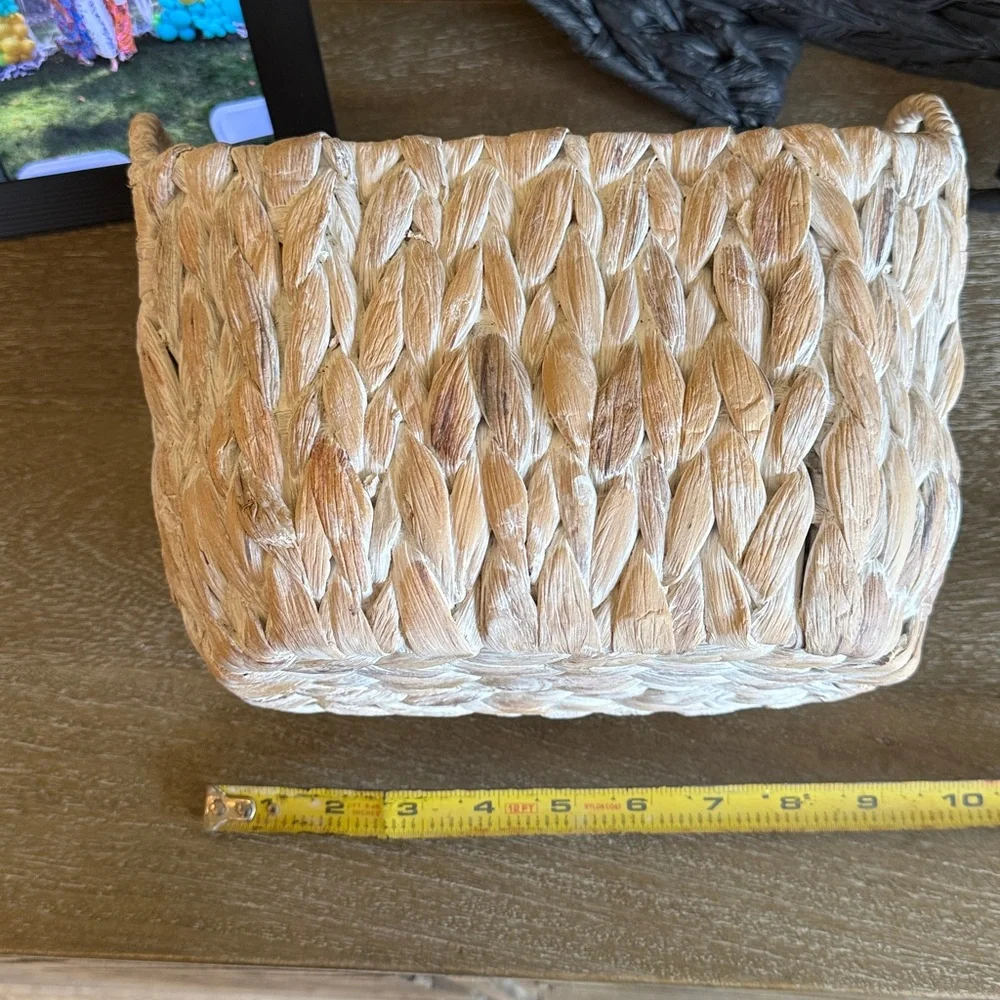 Handwoven Natural Seagrass Storage Basket - Whitewashed Tan🐚